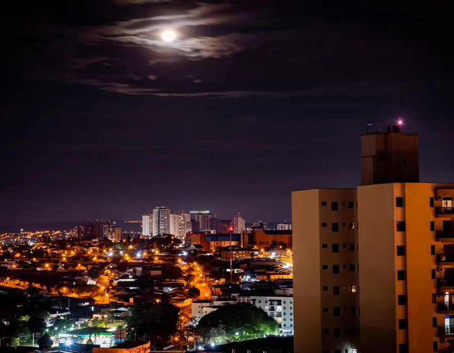 Paisagem urbana de Campinas à noite — terapia de casal em Campinas
