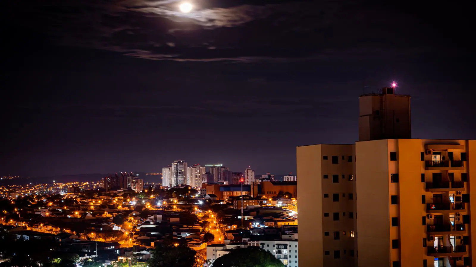 Vista aérea da cidade de Campinas à noite — terapia de casal em Campinas
