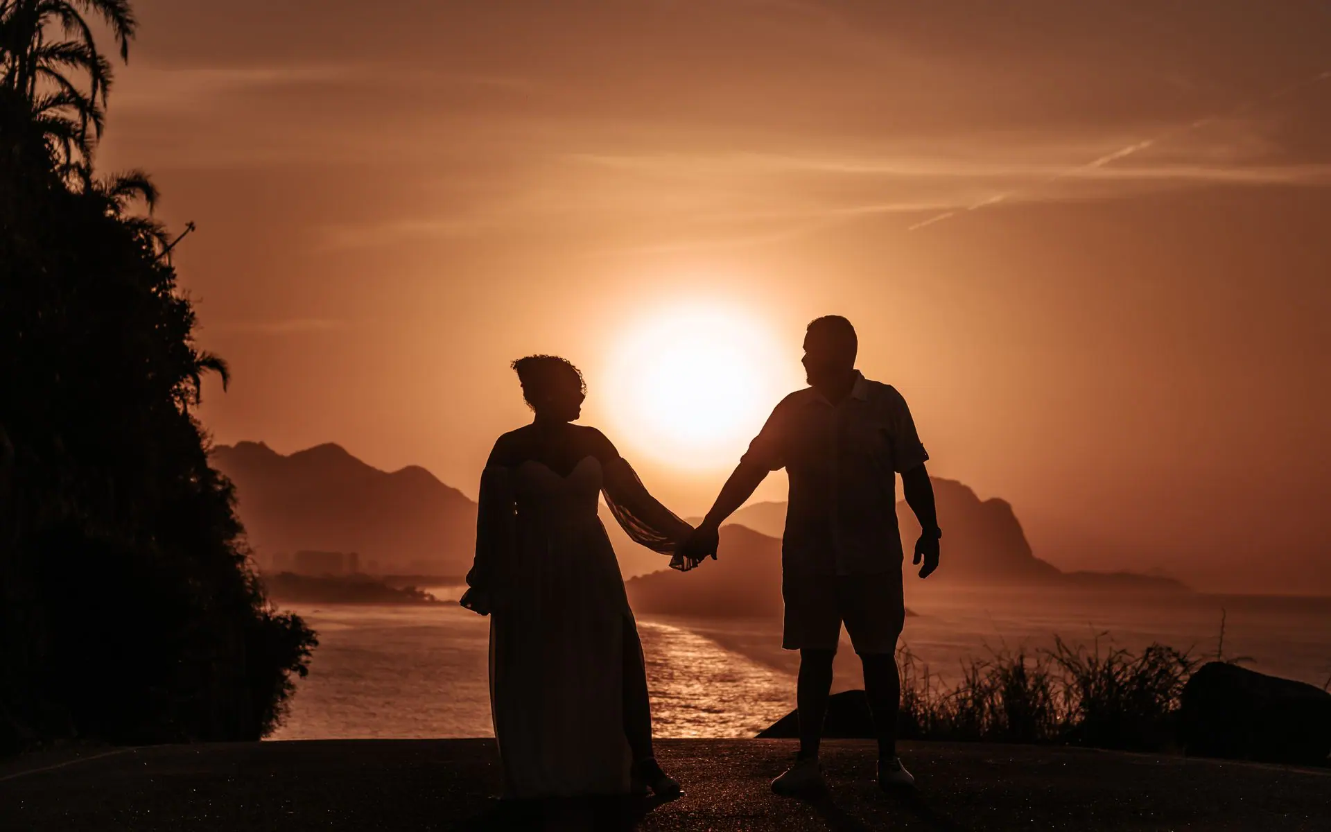 Casal feliz ao pôr do sol representando terapia de casal online