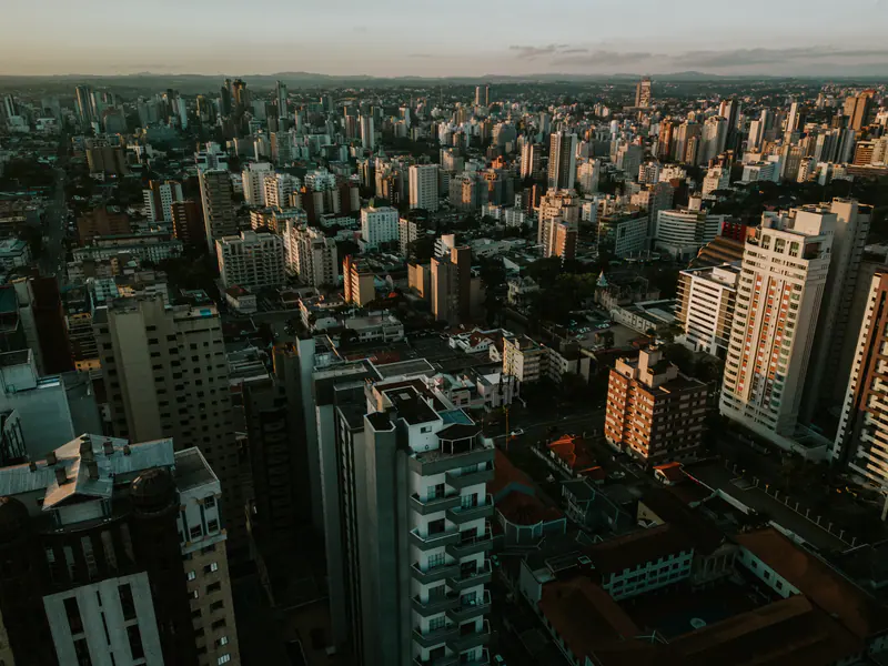 Skyline de Curitiba ao pôr do sol — terapia de casal em Curitiba