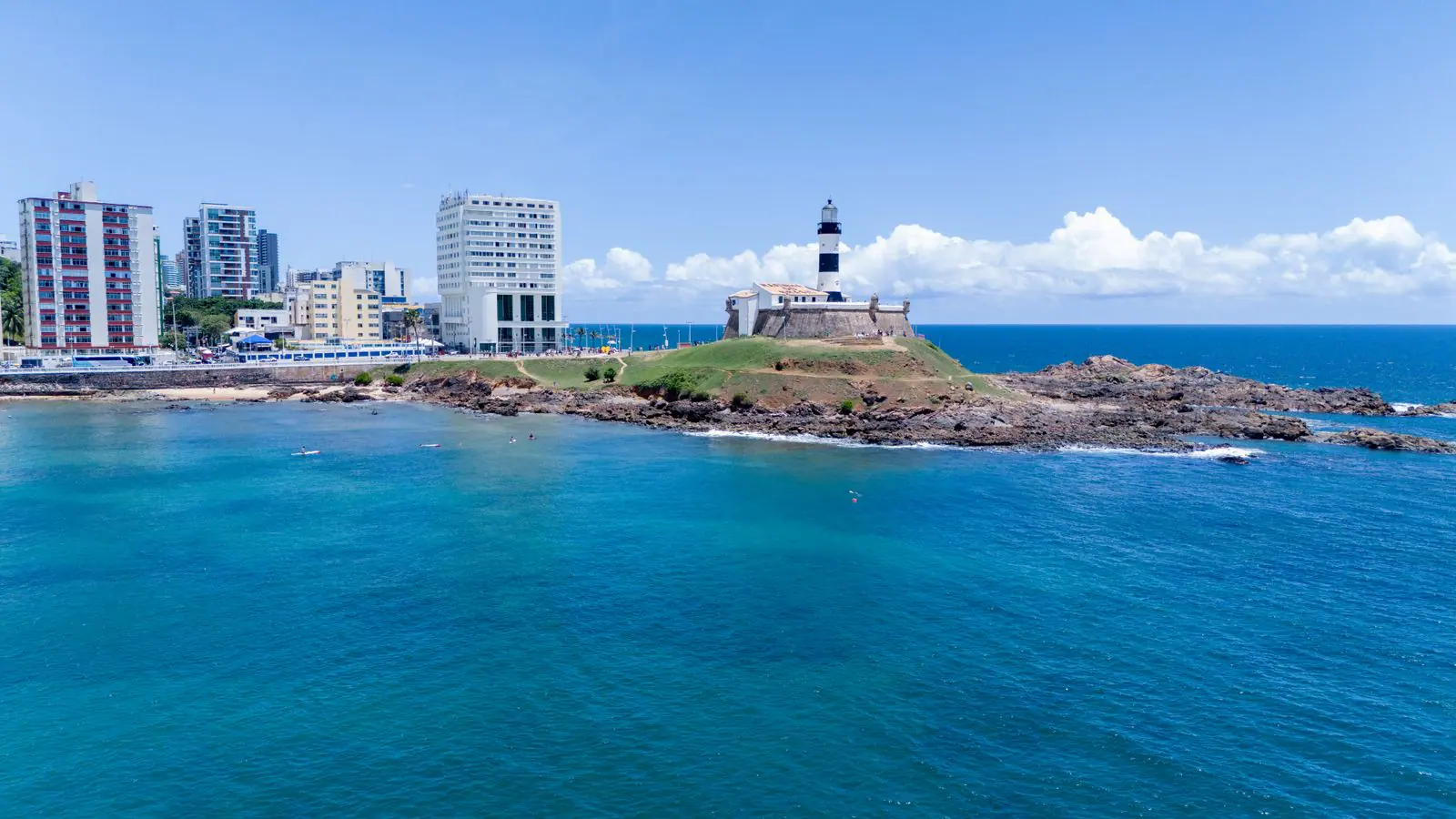 Vista aérea do Farol da Barra em Salvador, Bahia — terapia de casal em Salvador