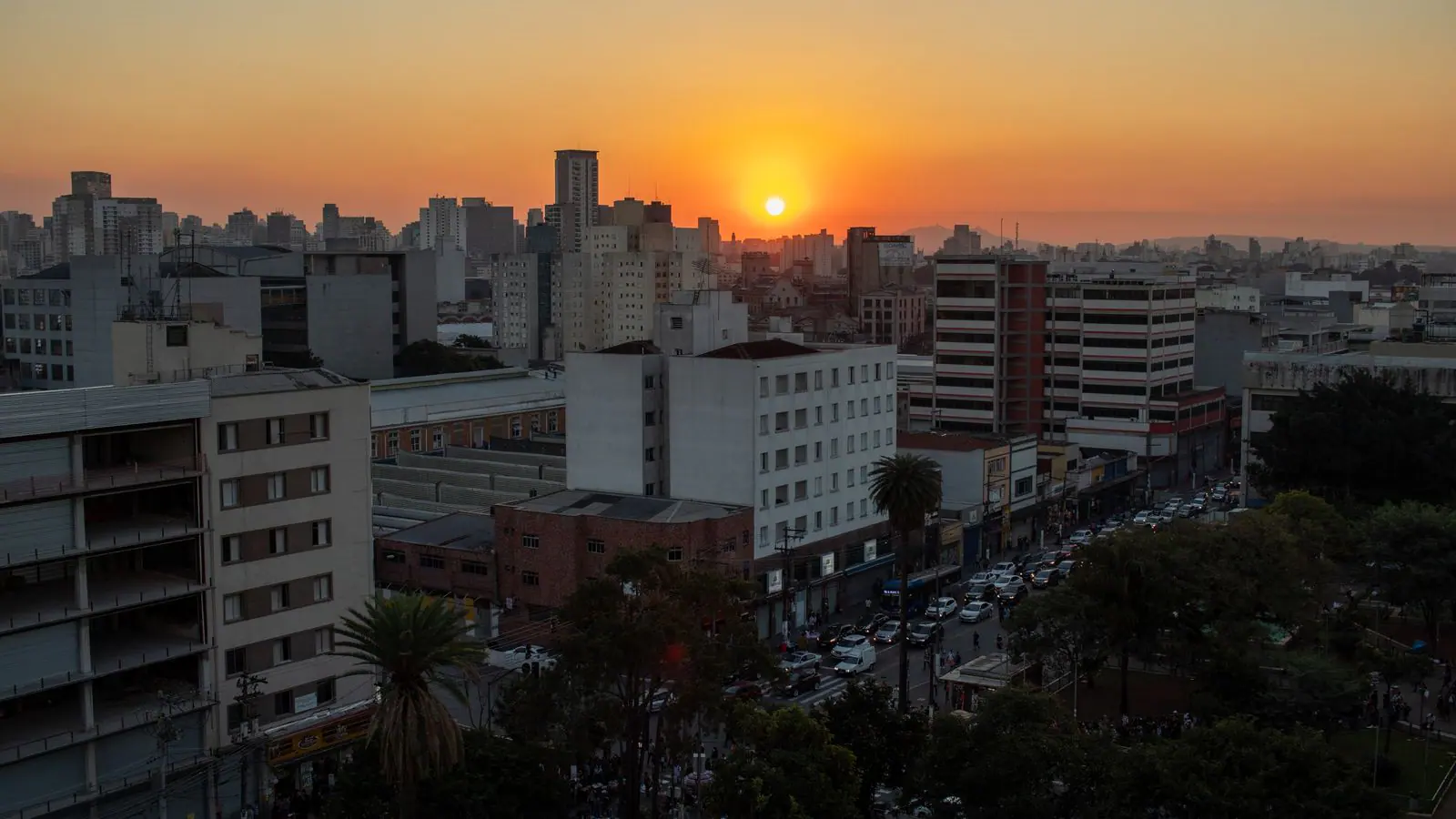 Horizonte urbano de Porto Alegre ao entardecer — terapia de casal em Porto Alegre